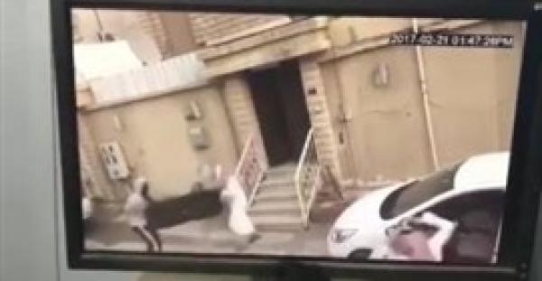 بالفيديو.. شاهد ماذا فعل سعودي وصل منزله فوجد لصوصا يسرقونه