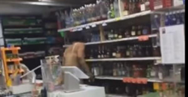 امرأة غاضبة تحطم متجرا بالكامل (فيديو)