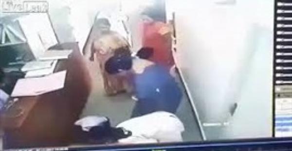 لحظة وفاة ممرضة أثناء عملها بالمستشفى (فيديو)