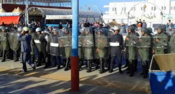 الأمن يتدخل لتنفيذ حكم قضائي بفض اعتصام حوالي 150 شخصا أمام وحدة انتاج بالفقيه بن صالح