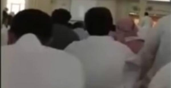 بالفيديو.. رد فعل المصلين لحظة وقوع انفجار مسجد الدمام
