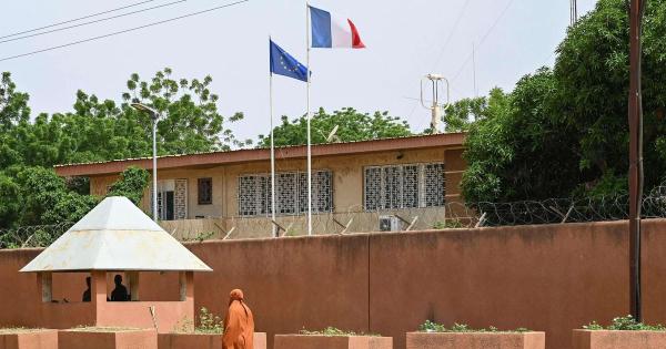 دولة إفريقية تطرد ثلاثة دبلوماسيين فرنسيين اتهمتهم بالقيام ب"أنشطة تخريبية"