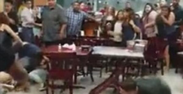 بالفيديو والصور.. مشاجرة بالأيدي في مطعم مكسيكي بسبب الصلصة