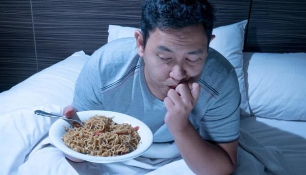 تأثير تناول الطعام قبل النوم: حقيقة أم خرافة؟