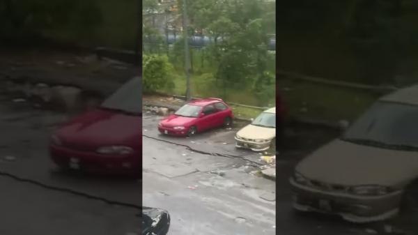 لحظة انهيار أرضي في ماليزيا ابتلع عددا من السيارات(فيديو)