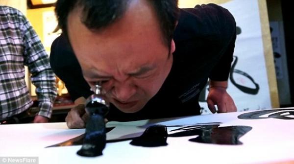 بالفيديو والصور: صيني يرسم "الخط العربي" بعينه