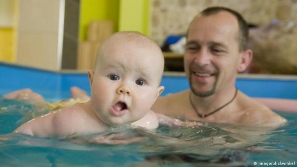 دراسة: علموا أطفالكم السباحة لتحسين تعلمهم!