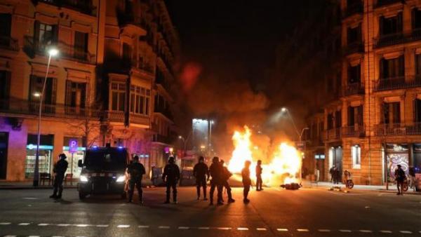 أحداث تخريب ونهب في مظاهرة جديدة ببرشلونة احتجاجا على اعتقال مغني الراب بابلو هاسل
