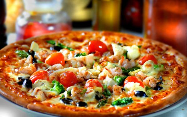 خبراء: تناول البيتزا والبرغر يؤثر على صحة القلب