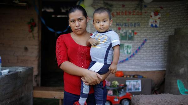 تعثر على طفلها  وحيدا على بعد مئات الأميال من وطنه فى المكسيك