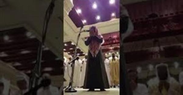 رد فعل غريب لمصلٍّ في أثناء دعاء الإمام على السحرة (فيديو)