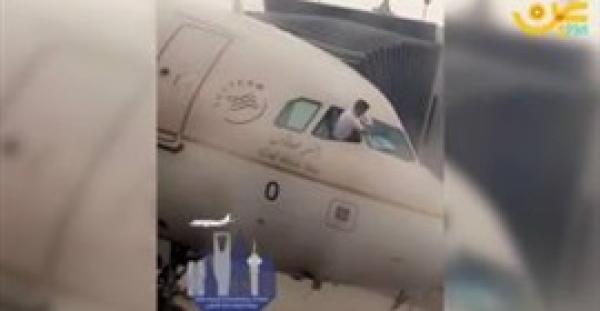 بالفيديو.. طيار يمسح زجاج الطائرة يثير سخرية مواقع التواصل