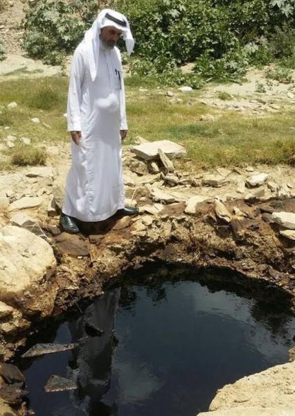 بالفيديو: سعودي يفاجأ بتدفق النفط بجوار منزله