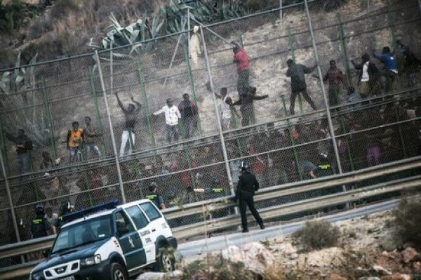 مئات المهاجرين السريين ينجحون في اختراق السياج الحديدي لسبتة المحتلة
