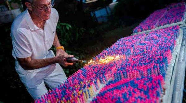 بالصور: ستيني يشعل 72 ألف شمعة في كعكة عيد ميلاد
