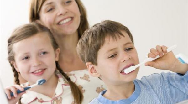 توصية بتنظيف أسنان الأطفال بمجرد ظهورها