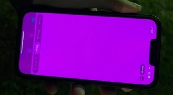 أبل تصدر حلا لمشكلة الشاشة الوردية في هواتف آي فون 13
