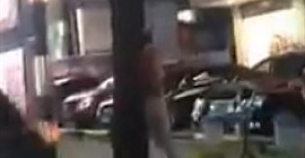 بالفيديو.. رجل يضرب زوجته المخمورة بالشارع وينزع ملابسه ليغطي جسدها العاري