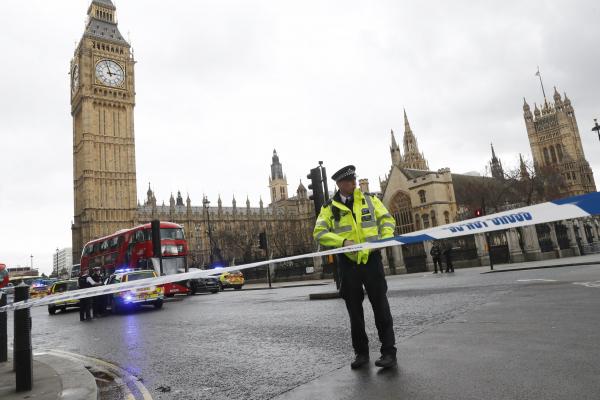 لندن : نقل شخصين للمستشفى بعد أنباء عن سيارة صدمت مشاة أمام مسجد