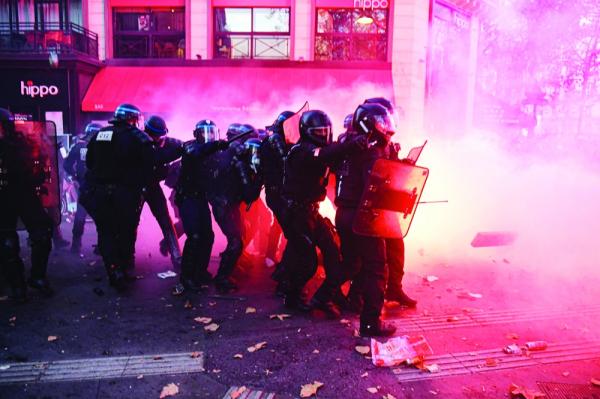الاعتداء على موسيقي أسود يشعل مواجهة نارية بين متظاهرين وشرطة باريس