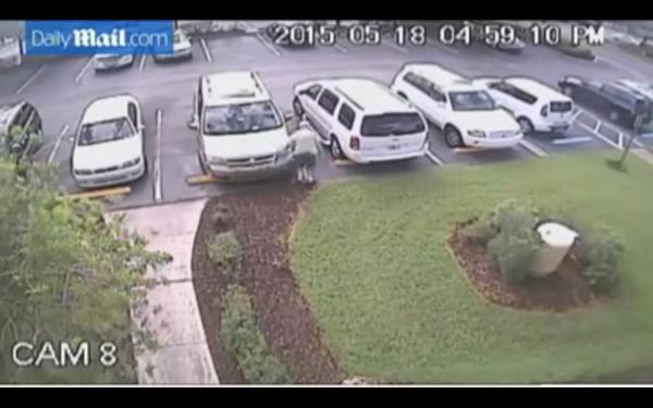 بالفيديو: ثمانيني يثقب عجلات سيارة امرأة لاحتلالها مقعده بصالة للألعاب