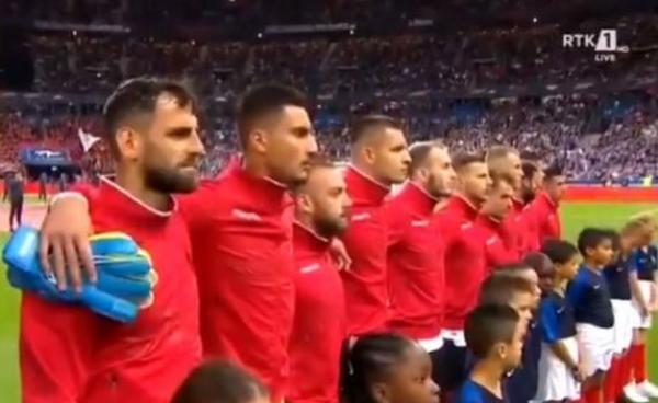 تأخر انطلاق مباراة فرنسا وألبانيا بسبب نشيد خاطىء (فيديو)
