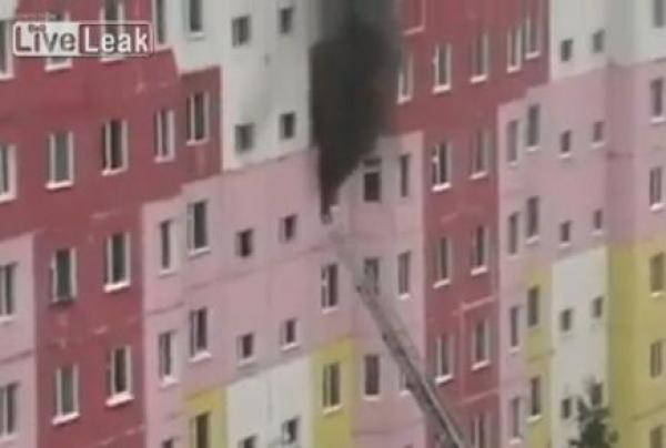 بالفيديو: تسقط من الطابق السابع بسبب خطأ منقذ