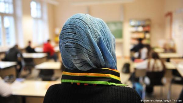 حقوقيون بمراكش يحتجون على استاذ يفرض الحجاب على التلميذات والطاقية والجلباب على التلاميذ