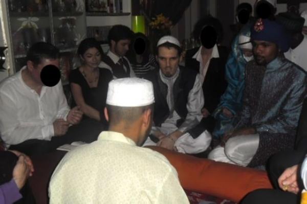جزائري يتزوج رجلًا بمباركة إمام في فرنسا