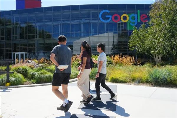 رغم تحقيق أرباح.. عملاق التكنولوجيا "غوغل" يسرح آلاف الموظفين بشكل غامض