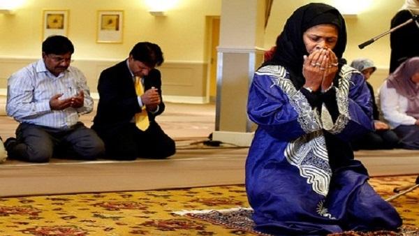 لماذا منع الإسلام المرأة من إمامة الصلاة ؟