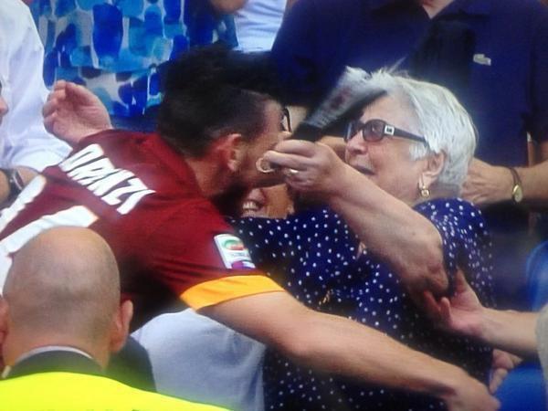 فيديو الأسبوع .. لاعب روما سجل و صعد للمدرجات ليحتضن جدته في مشهد مؤثر للغاية