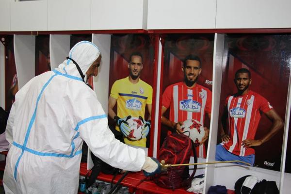 مباشرة بعد نهاية اللقاء..لاعبو المغرب التطواني يخضعون لاختبارات كورونا بالملعب والرجاء بالفندق!