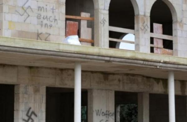 تدنيس واجهة مسجد في طور البناء بشعارات نازية بمدينة ألمانية