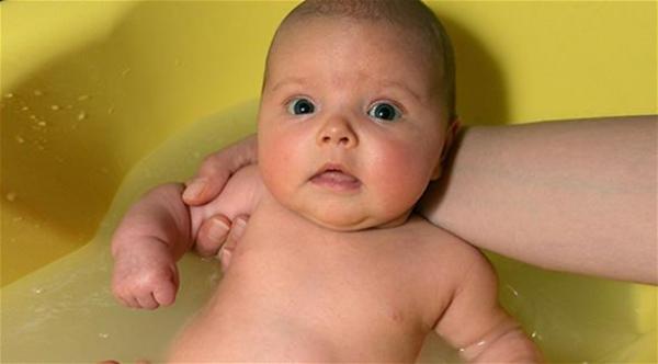 مخاطر الاستحمام لدى الرضع وكيفية تفاديها