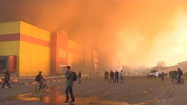 إجلاء نحو 650 شخصا من مركز للتسوق شرق العاصمة موسكو بعد اندلاع حريق