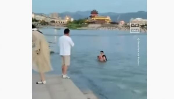 موقف بطولي لأستاذ شاب ينقذ طفلة من الغرق في الصين (فيديو)