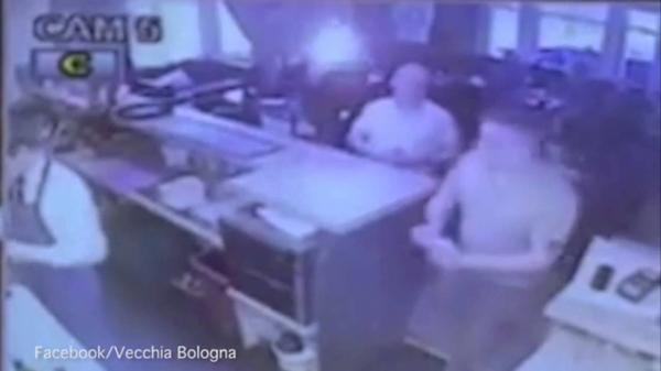 بالفيديو: صاحب مطعم إيطالي يطرد زوجين.. والسبب؟
