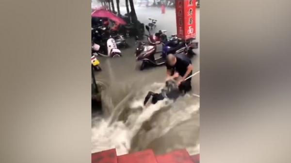 لحظة إنقاذ شخص من موت محقق في فيضانات الصين(فيديو)