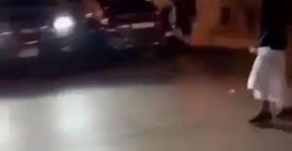 لحظة هروب فتاة من شباب حاولوا التحرش بها في السعودية (فيديو)