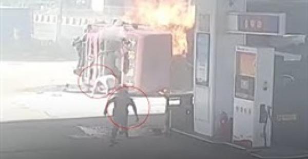 لحظة انفجار شاحنة بعد تحطمها في محطة وقود (فيديو)