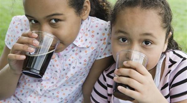 كيف تؤثر المشروبات الغازية على الأطفال؟