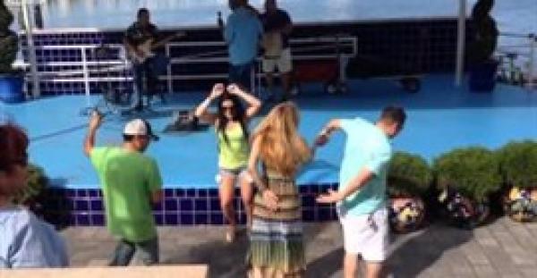 بالفيديو.. فتاة تشعل أزمة بسبب تنافس الرجال على الرقص معها