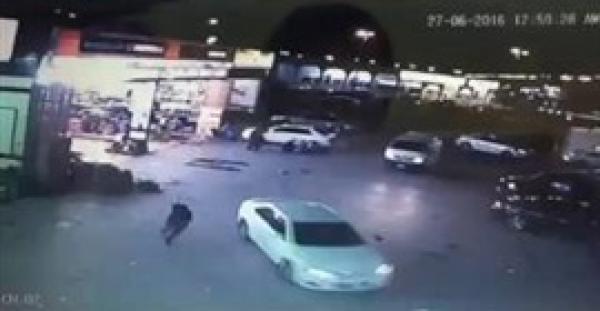 بالفيديو.. لص يسرق سيارة سعودي أمام عينيه ويحاول دهسه بها
