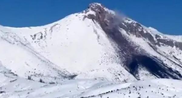 ظاهرة مُرعبة: دخان بركان ينبعث من جبل في تركيا بعد الزلزال(فيديو)