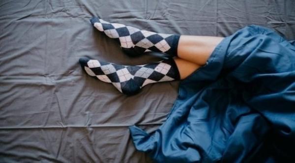 طبيبة بريطانية: ارتداء جوارب دافئة خلال الليل يمكن أن يساعد على النوم بشكل أسرع من المعتاد