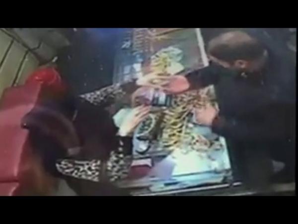 بالفيديو: شاهد كيف سرقت سيدة أساور ذهبية أمام صاحب المحل