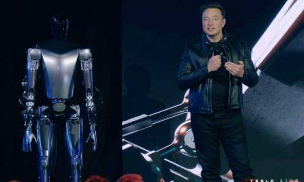 الأذكى والأرخص في العالم.. "إيلون ماسك" يعرض "روبوتا" شبيها بالإنسان يشتغل بمصانع "تيسلا"