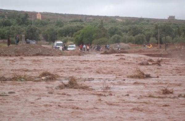 أنباء عن فقدان 14 شخصا بعد جرف السيول لسيارة "ترانزيت" ببويزكارن
