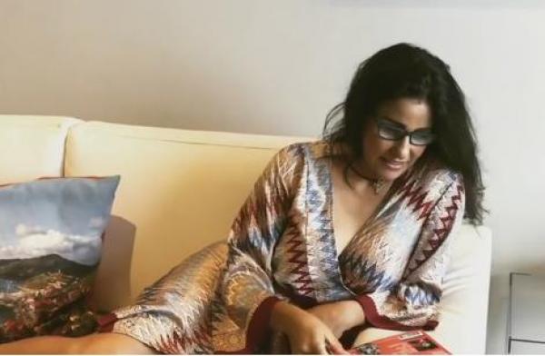 الممثلة المغربية أسماء الخمليشي تثير ضجة على مواقع التواصل بفيديو مثير!